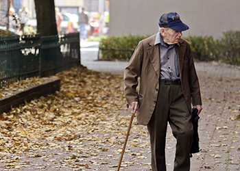 Senior-alone-in-park